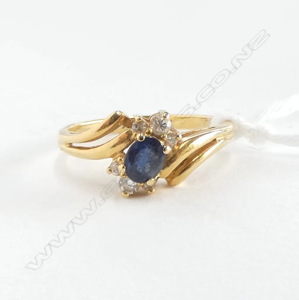 18ct GOLD SAPPHIRE & 6 DIAMOND RING 2.64gms SIZE M Image 1++