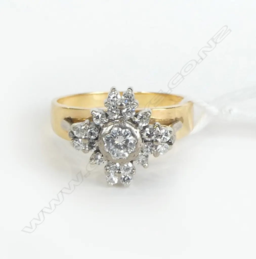 18ct GOLD & DIAMOND 20 DIAMOND CLUSTER RING w valuation. 4.64gms TDW. 0.25ct SIZE N Image 1++