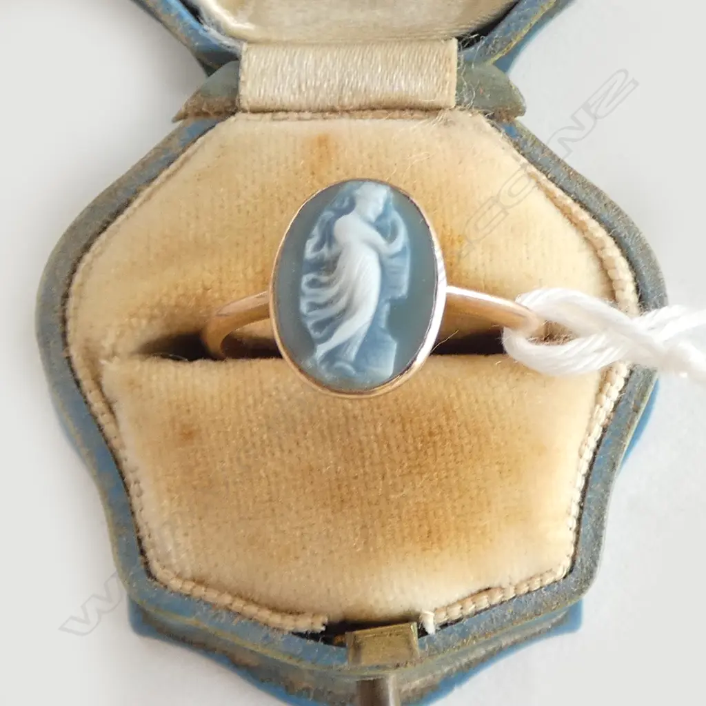 9CT CAMEO RING IN ORIG. BOX 2.3grms SIZE R Image 1++