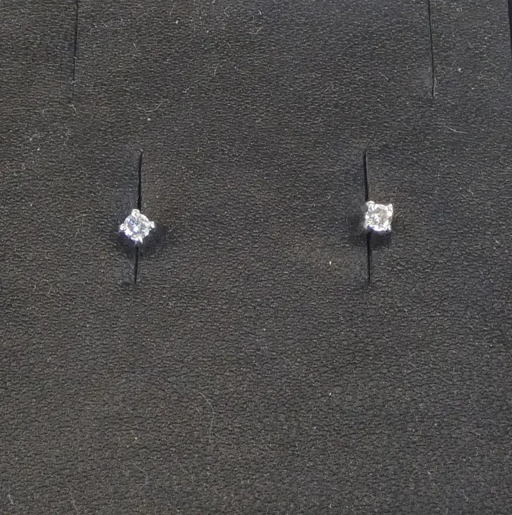 9ct WHITE GOLD DIAMOND SOLITAIRE STUD EARRINGS TDW 0.10ct Image 1++