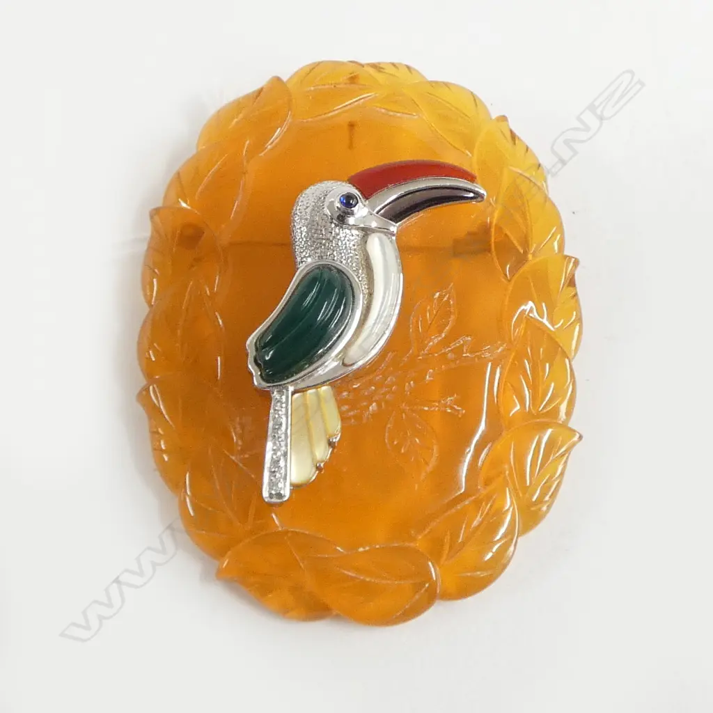 Oriental tortoiseshell 18ct white gold + 5 diamonds & agate & sapphire eye toucan brooch. H.68mm Image 1++