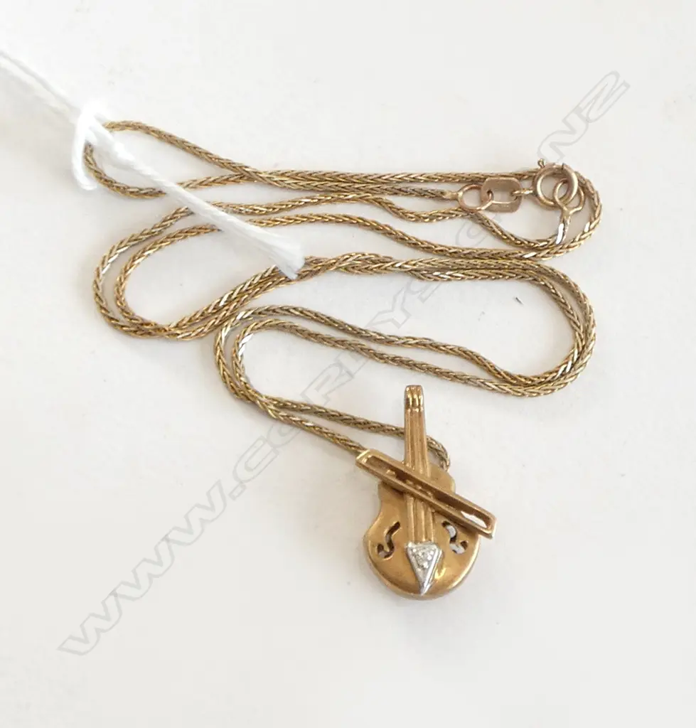 9ct YELLOW GOLD VIOLIN w diamond PENDANT on 9ct ITALIAN CHAIN L.430mm 3.6gms Image 1++