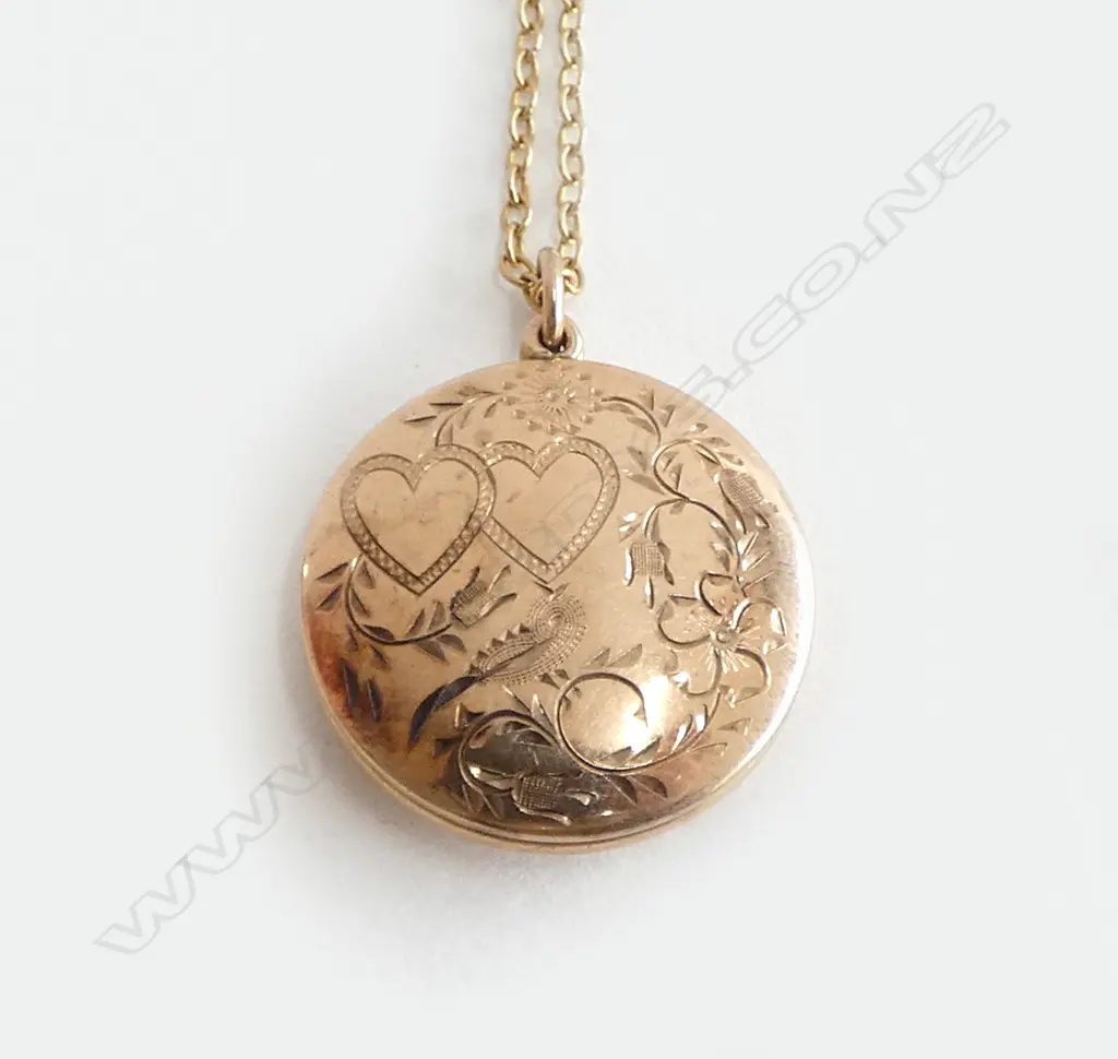 9ct engraved GOLD LOCKET ON 9ct CHAIN 5.7gms Image 1++
