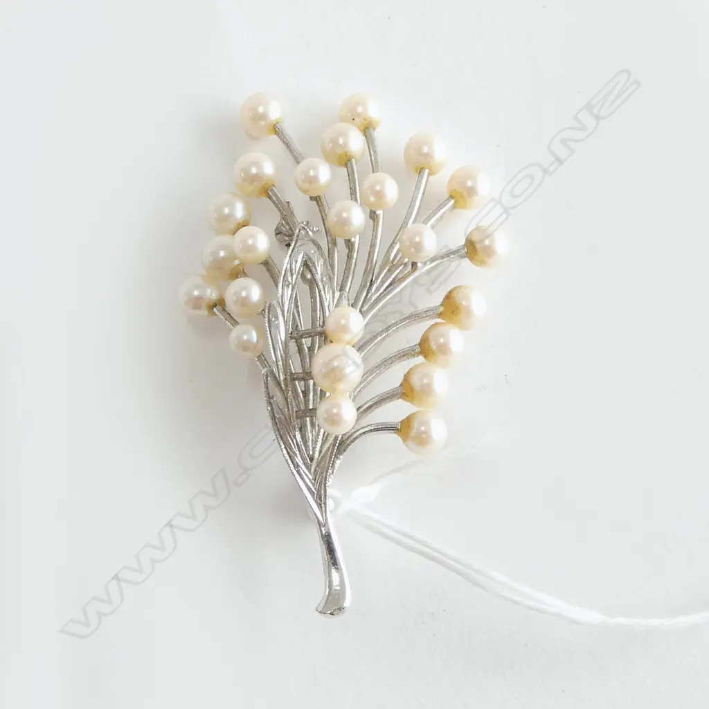 SILVER SET CULTURED PEARL BROOCH Image 1++