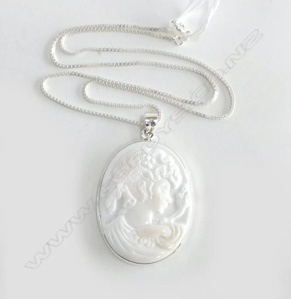 SILVER SET CAMEO PENDANT on SILVER BOX CHAIN new Image 1++