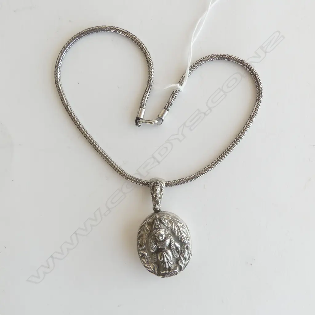 ANGLO INDIAN SILVER HINGED LOCKET with high relief female goddess to lid on later FOX-TAIL SILVER CHAIN. Image 1++