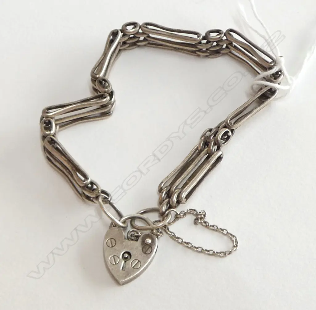 VINTAGE SILVER GATE LINK BRACELET heart padlock clasp  Image 1++