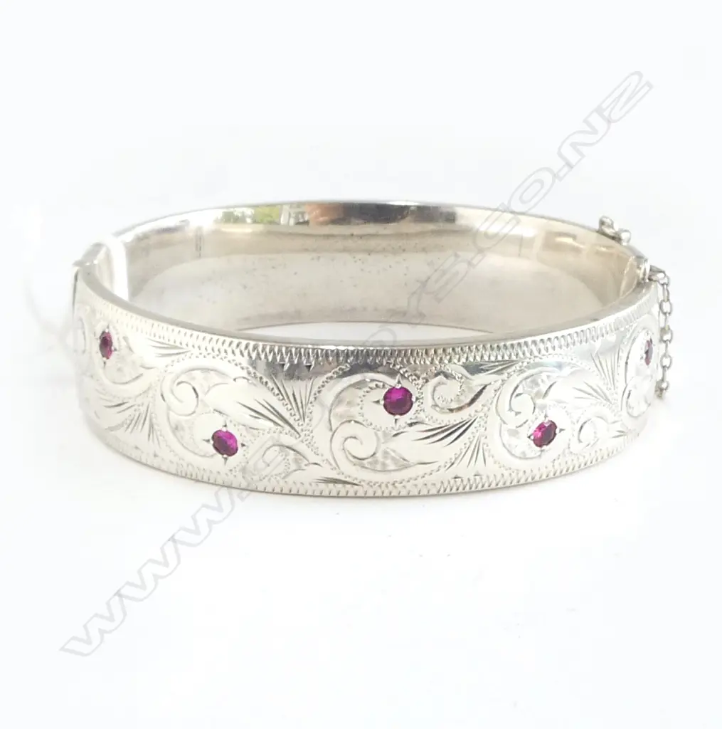 HOLLOW SILVER HINGED BANGLE, ENGRAVED & SET w 5 RED STONES, safety chain, stamped H&S, 22.8gm Image 1++