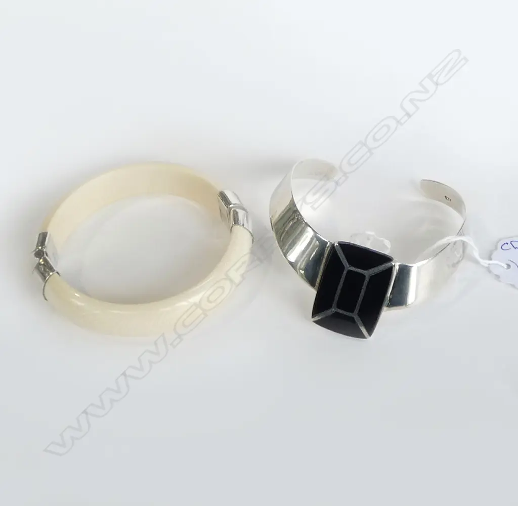 IVORY & ST SILVER HINGED BANGLE W.80mm & OTHER SILVER Image 1++
