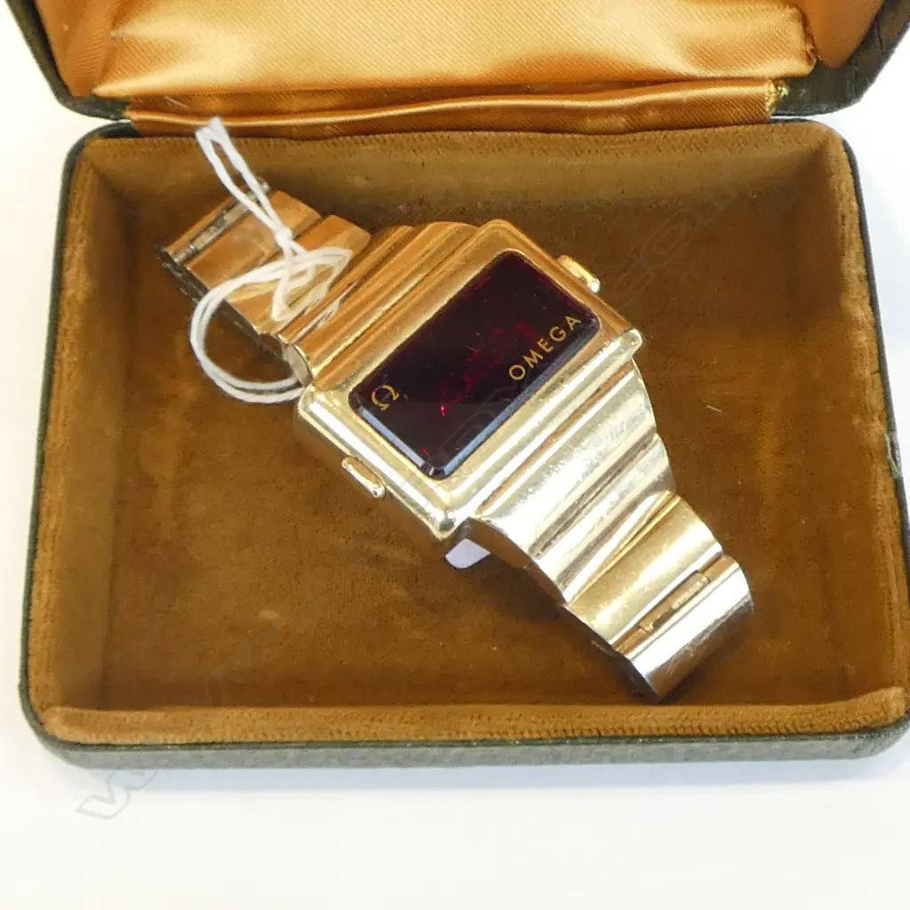 VINTAGE OMEGA DIGITAL WRISTWATCH red screen apparently working gold plate  Image 1++
