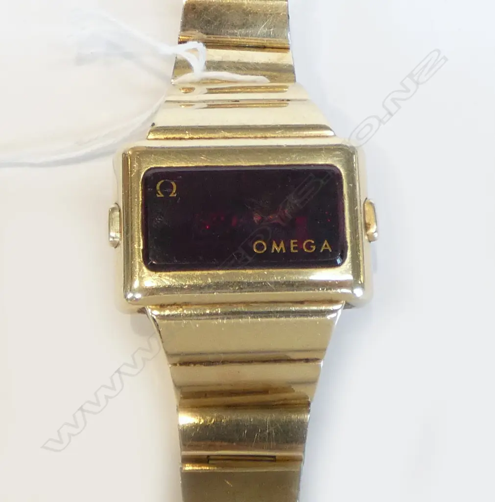 VINTAGE OMEGA DIGITAL WRISTWATCH red screen apparently working gold plate  Image 1++