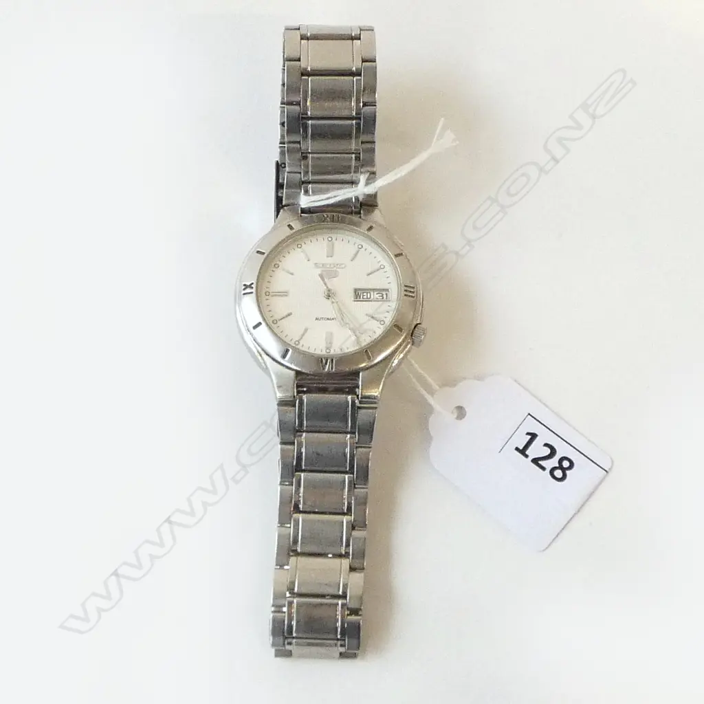 SEIKO 5 STAINLESS STEEL GENT'S WRISTWATCH automatic glass exhibition back. Running. Image 1++