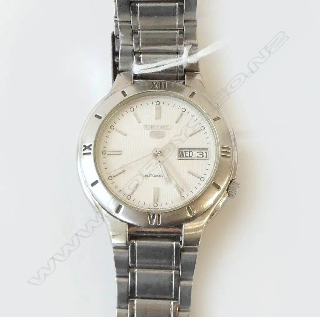 SEIKO 5 STAINLESS STEEL GENT'S WRISTWATCH automatic glass exhibition back. Running. Image 1++
