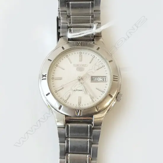 SEIKO 5 STAINLESS STEEL GENT'S WRISTWATCH automatic glass exhibition back. Running.