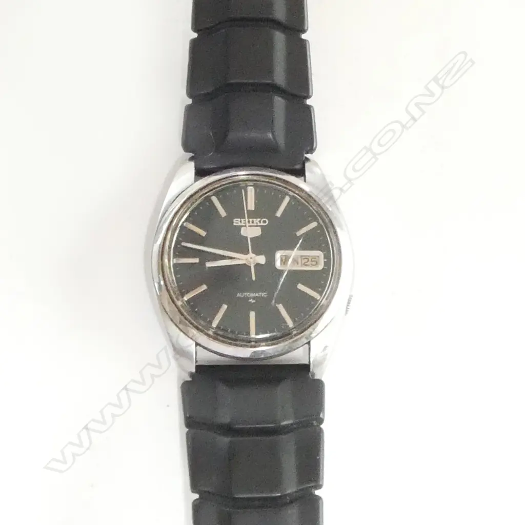 SEIKO 5 GENT'S WRISTWATCH dark green dial. Glass w crack. Running Image 1++