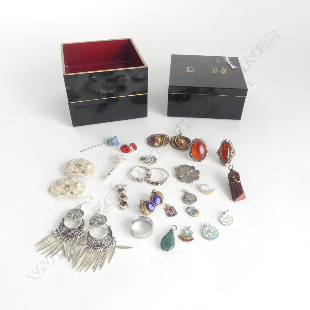 ASST. JEWELLERY, SOME STG, IN 4 PART LAQUER CONTAINER Image 1++