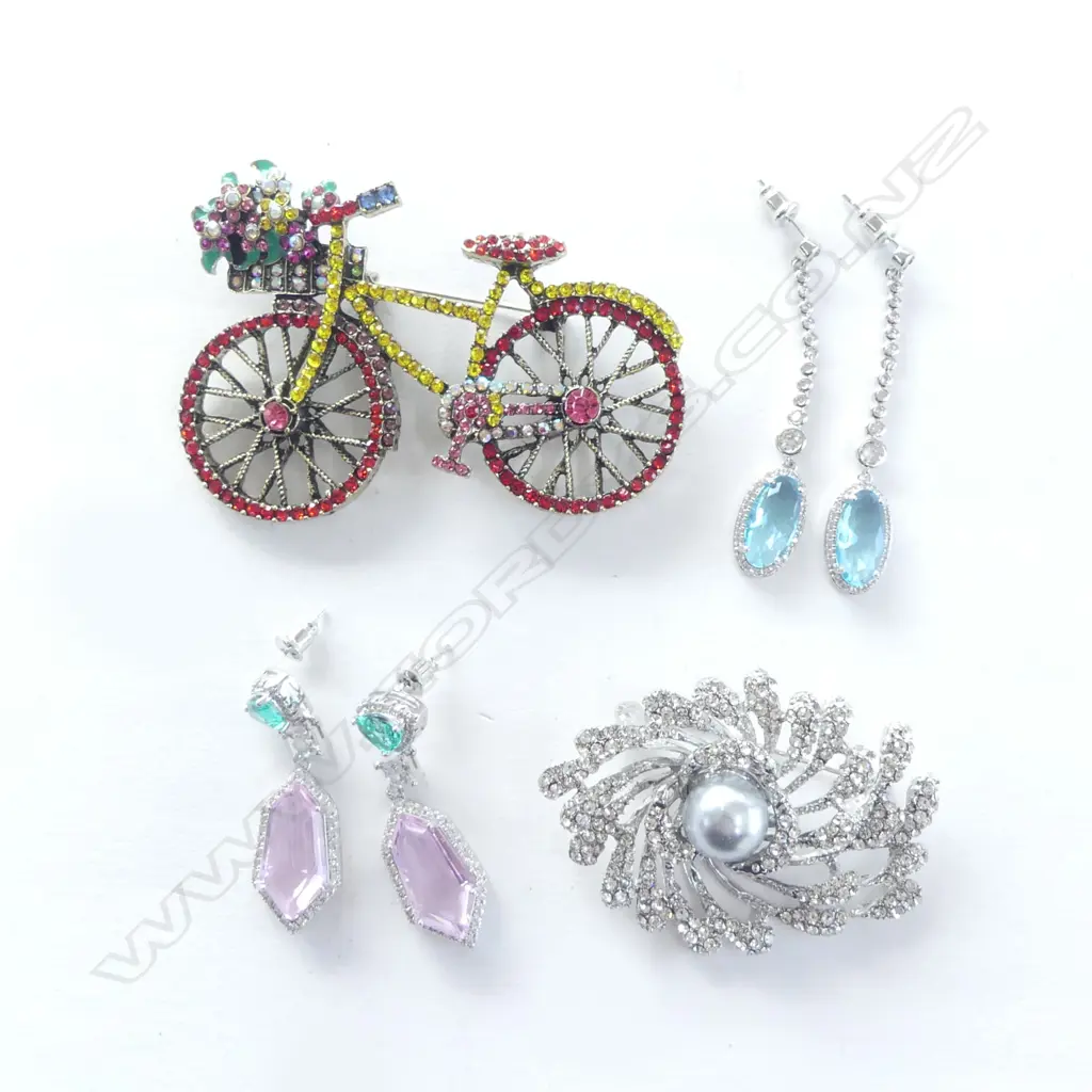 2 PRS COSTUME EARRINGS & 2 COSTUME BROOCHES Image 1++