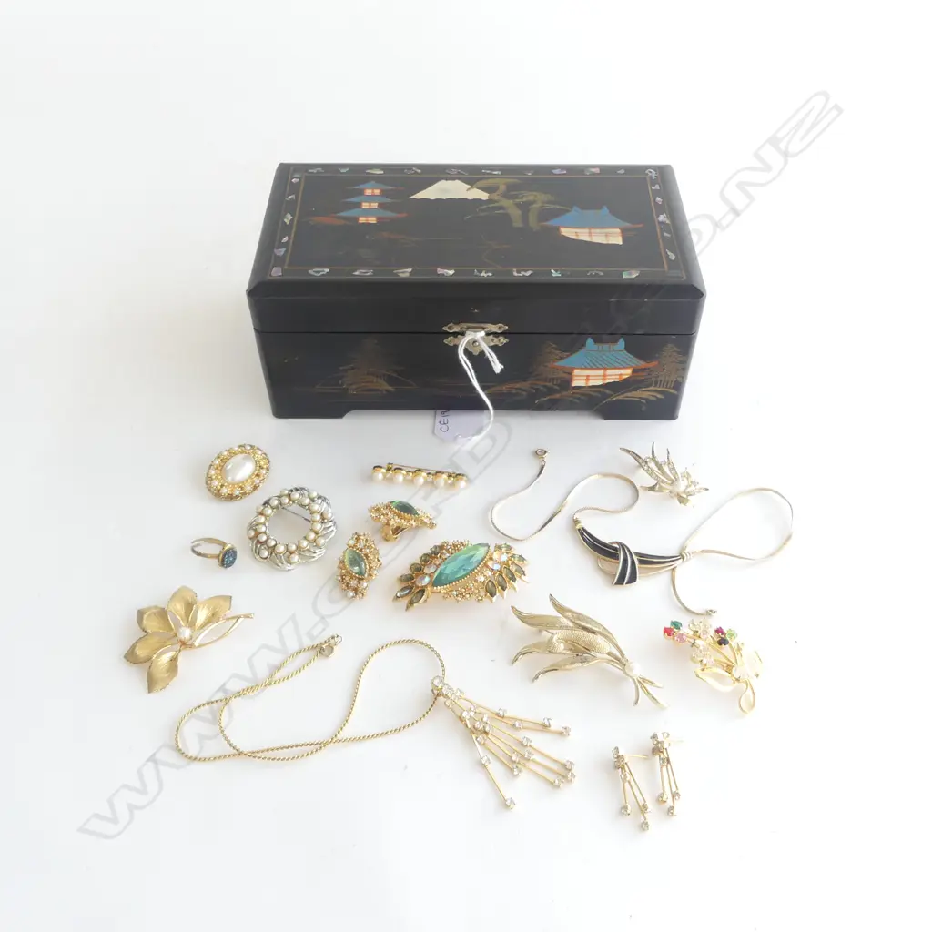 JAPANESE JEWELLERY BOX W.205mm + GOLD TONE BROOCHES ETC Image 1++