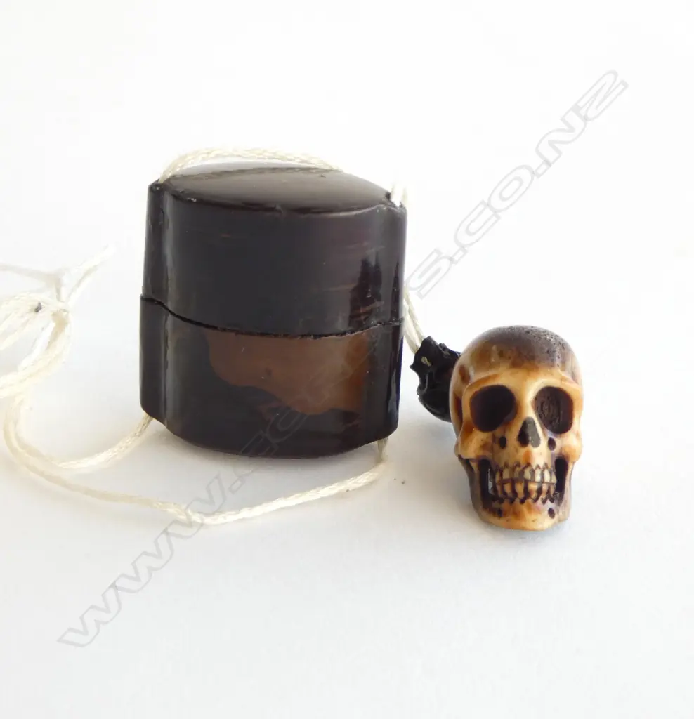 LACQUER INRO w. GEISHA MAKEUP & CARVED BONE SKULL NETSUKE, SIGNED Image 1++