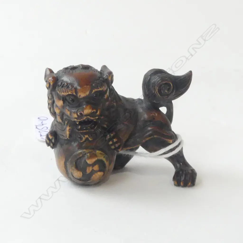 CARVED ROSEWOOD NETSUKE SHSHI TEMPLE DOG, SIGNED Image 1++