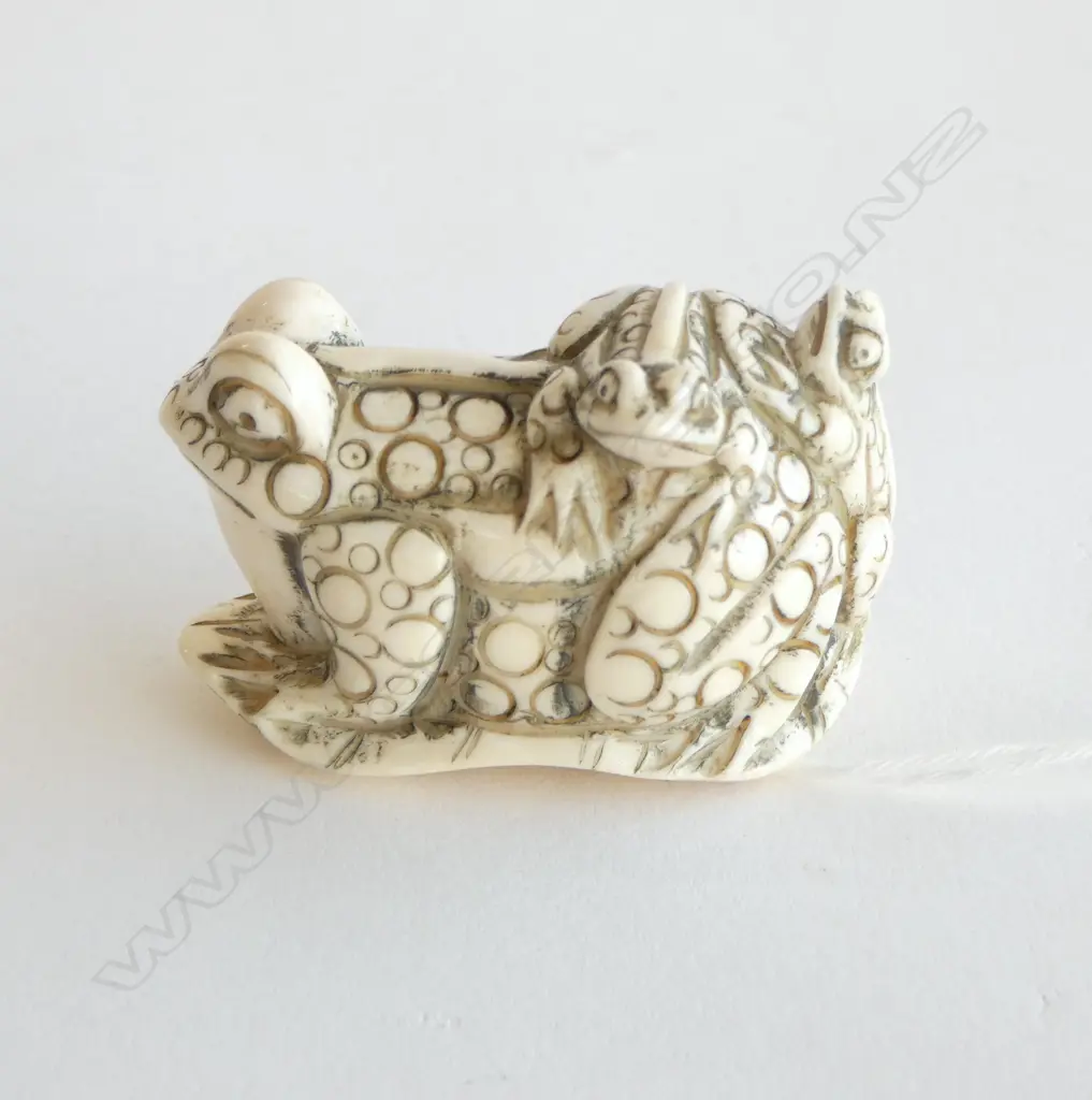 IVORY NETSUKE FROG FIGURE GROUP, SIGNED Image 1++