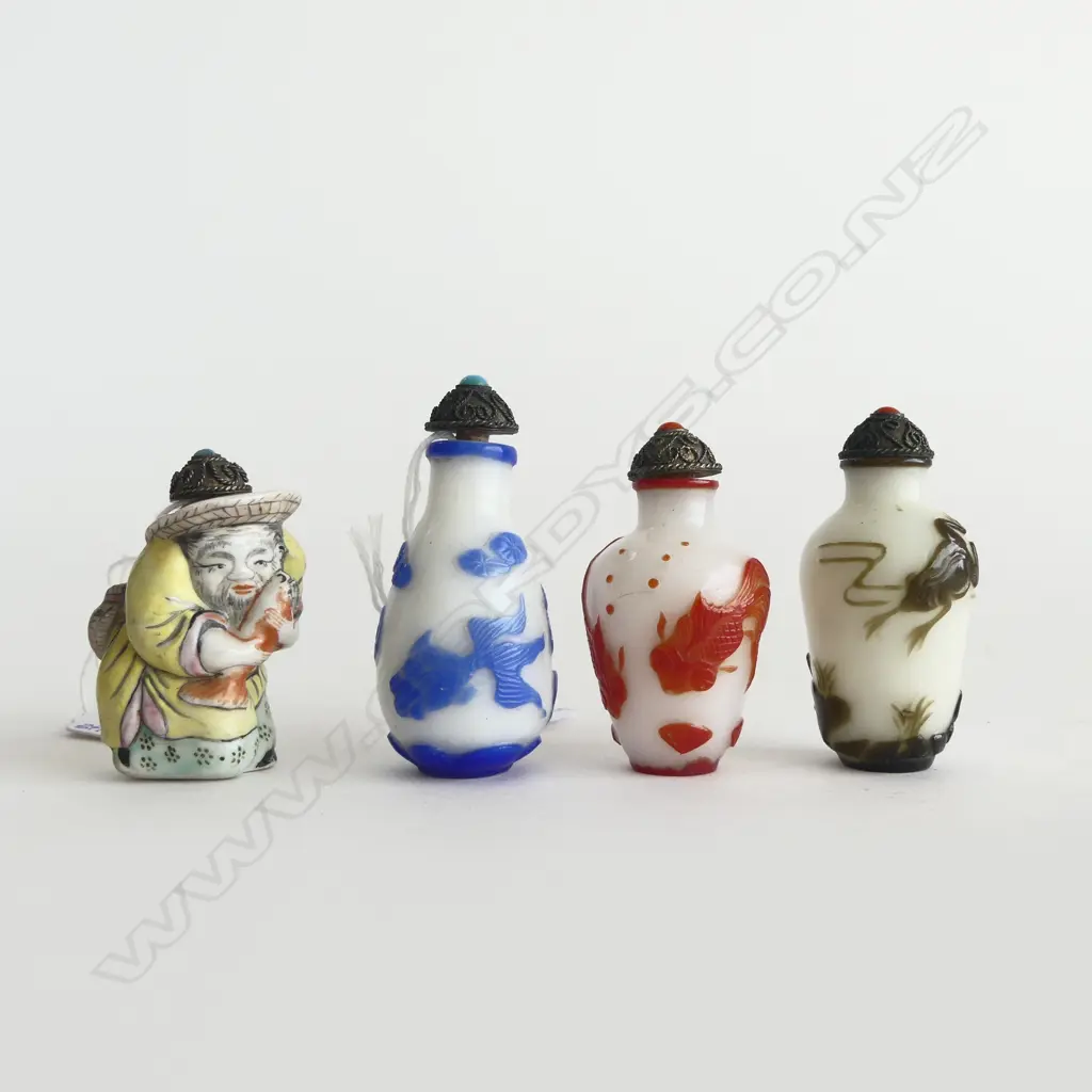 3 JAPANESE GLASS SNUFF BOTTLES H.65mm + PORCELAIN SNUFF BOTTLE OF FISHERMAN (SOME SMALL CHIPS) Image 1++