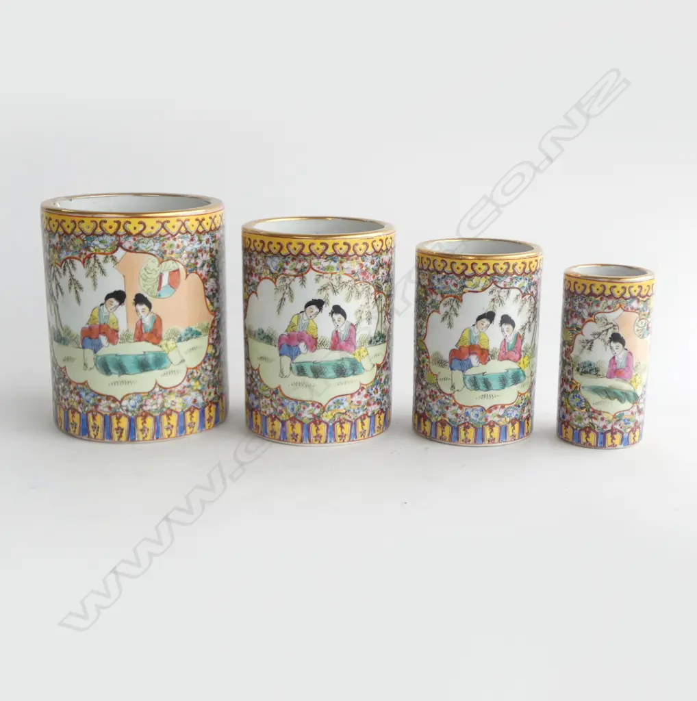 4 GRADUATING CHINESE VASES H.155mm Image 1++