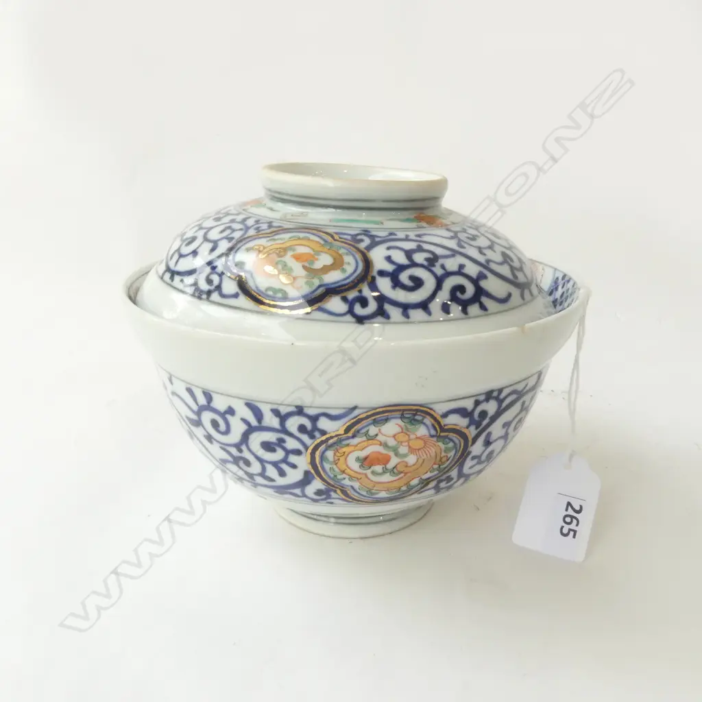 JAPANESE IMARI VINTAGE LIDDED FOOD BOWL with gilt highlights. tiny chip Image 1++