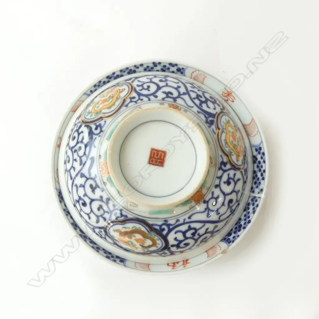 JAPANESE IMARI VINTAGE LIDDED FOOD BOWL with gilt highlights. tiny chip Image 1++
