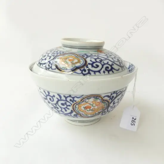 JAPANESE IMARI VINTAGE LIDDED FOOD BOWL with gilt highlights. tiny chip