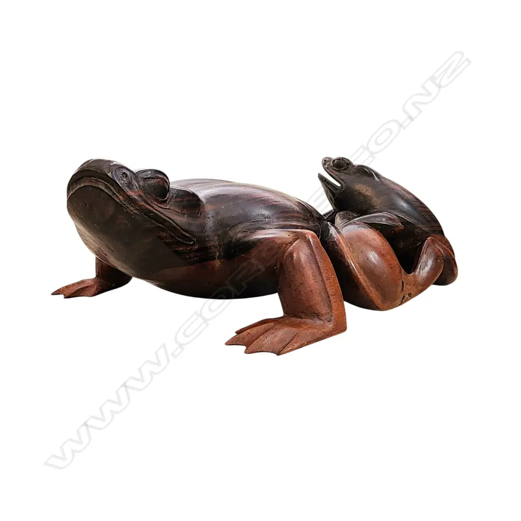 LARGE ROSEWOOD FROG WITH SMALLER FROGLETS ON ITS BACK. SMOOTHLY POLISHED WITH DETAILED CARVING. D - 280 x 200 x 100 Image 1++