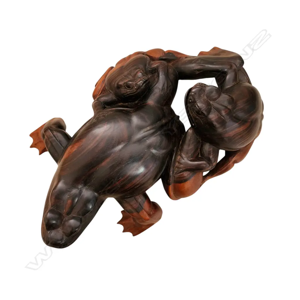 LARGE ROSEWOOD FROG WITH SMALLER FROGLETS ON ITS BACK. SMOOTHLY POLISHED WITH DETAILED CARVING. D - 280 x 200 x 100 Image 1++