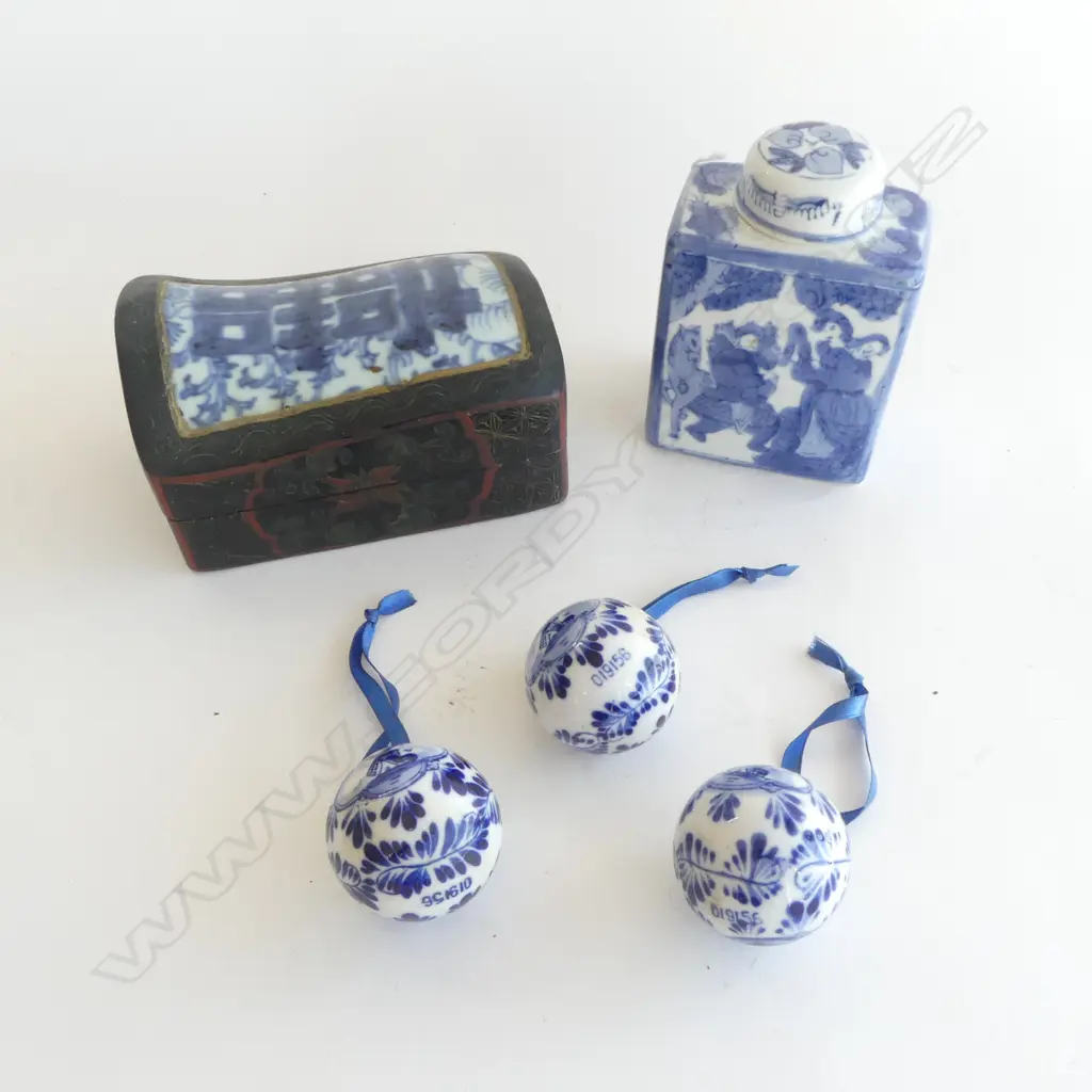 CHINESE B/W TEA CADDY, CONTAINER & 3 BALLS Image 1++