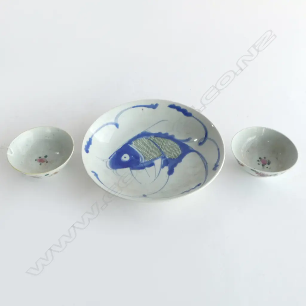 3 CHINESE PORCELAIN BOWLS: large fish decorated Dia,225mm + 2 small famille rose bowls Image 1++
