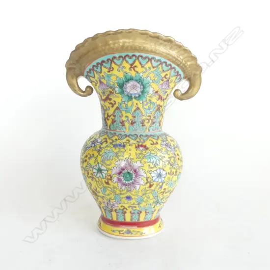 CHINESE FAMILLE ROSE VASE w GILT RIM & HANDLES, H.250mm stamp on base