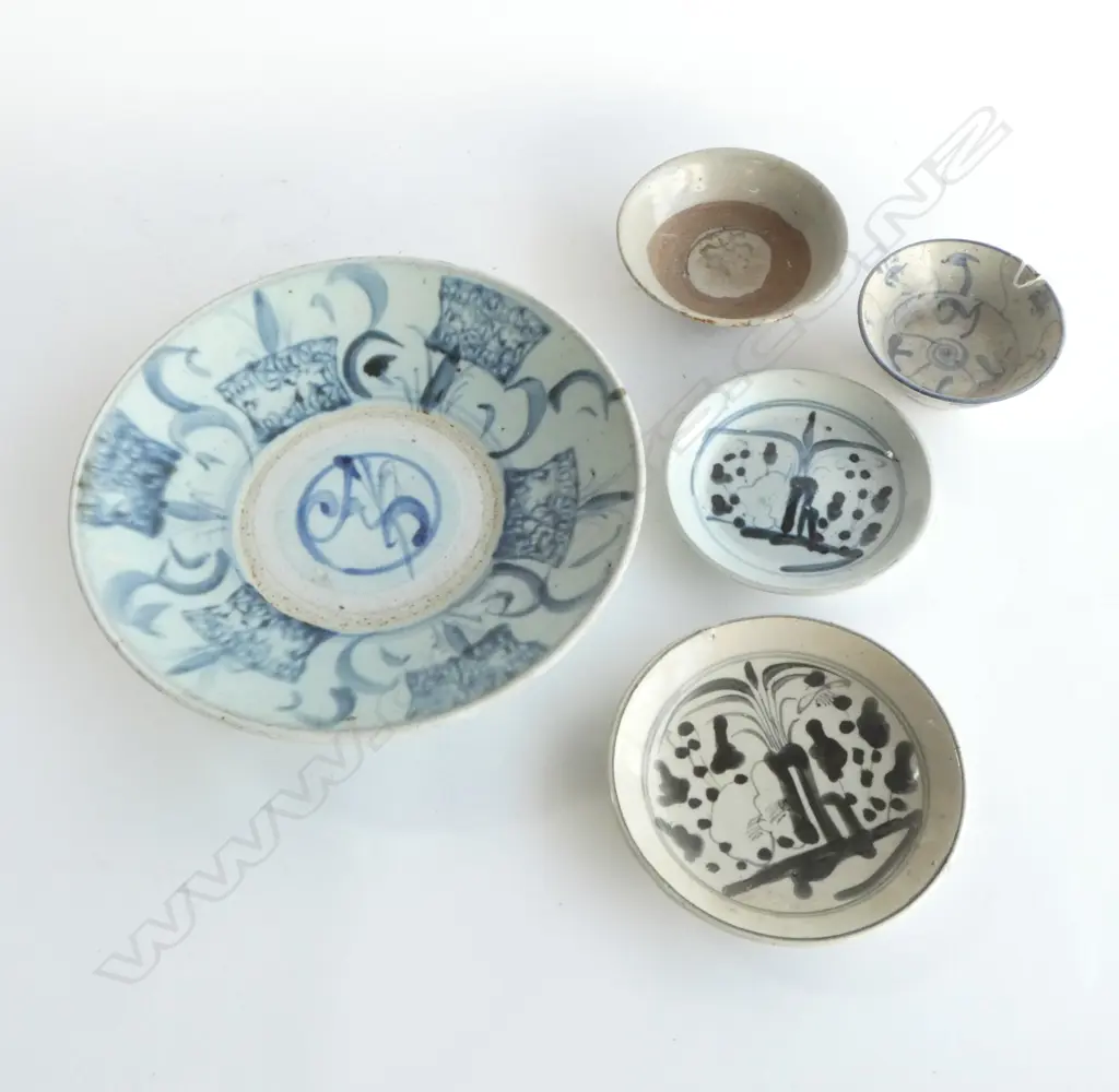 5 OLD CHINESE PROVINCIAL POTTERY & PORCELAIN PCES; Large shallow bowl Dia.280mm + 4 small dishes & bowls Image 1++
