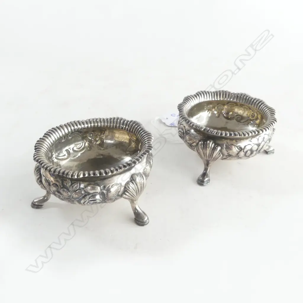 PR LONDON 1856 SILVER EMBOSSED TRIPOD SALTS 137gms  Image 1++