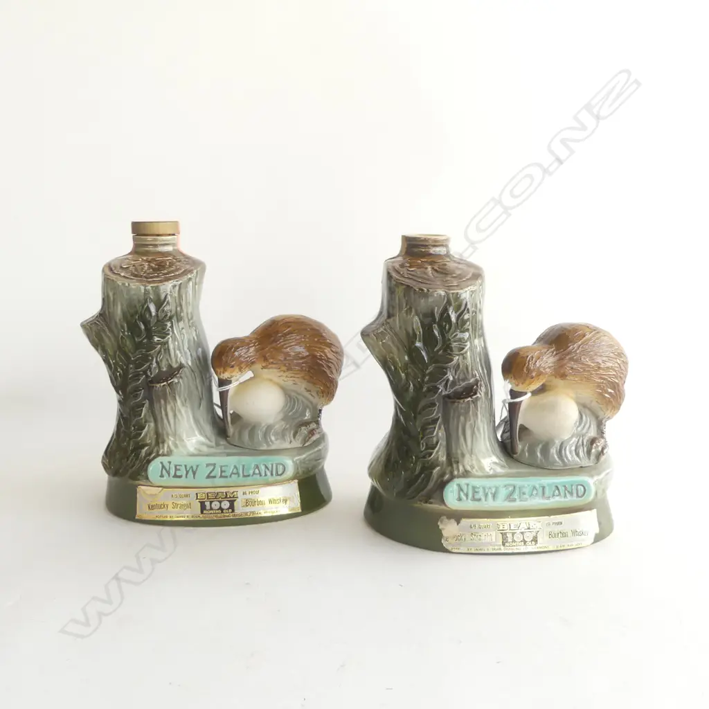 2 NEW ZEALAND 'KIWI' DECANTERS H.210mm (1 WITHOUT LID) Image 1++