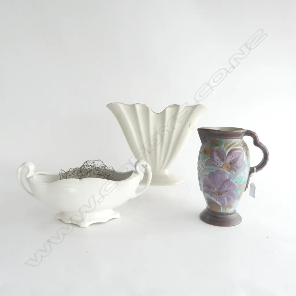 2 WHITE VASES 1 BESWICK H.225mm + ENGLISH JUG spout chip Image 1++