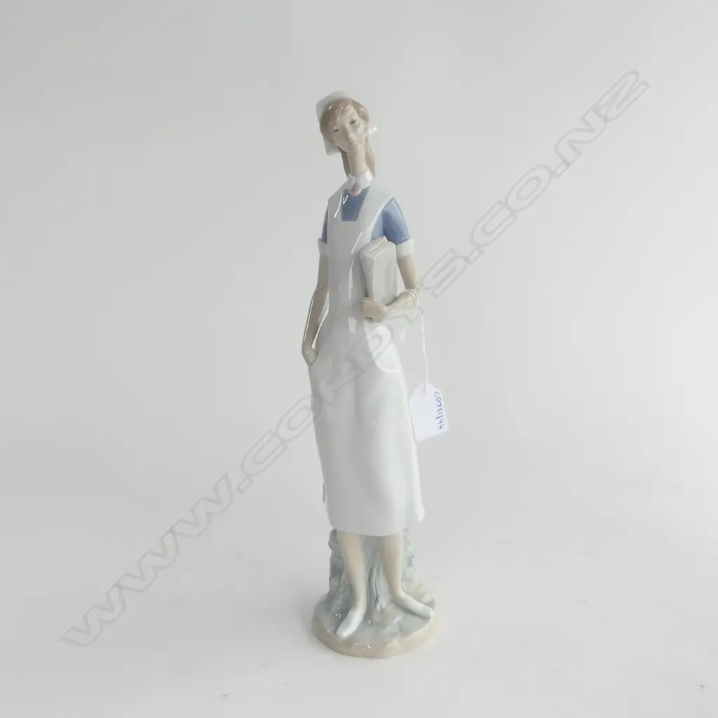 LLADRO FIGURE THE NURSE 370MM Image 1++
