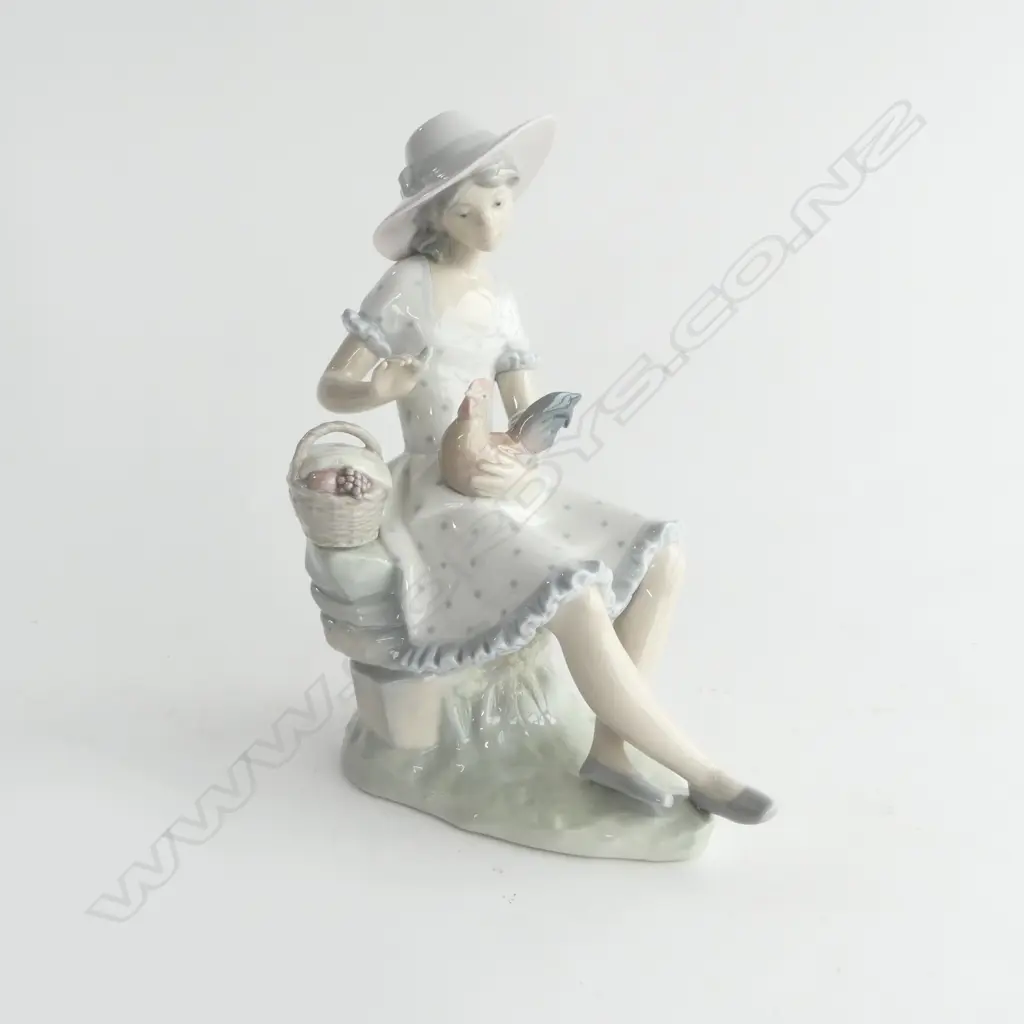 PORC FIGURE GIRL WITH HEN H240MM Image 1++