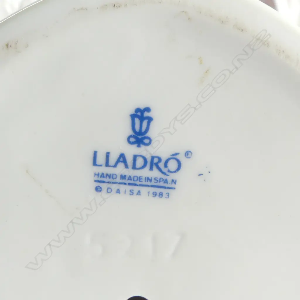 3 PCES NAO + LLADRO GIRL w. FLOWERS & BIRD H.190mm Image 1++