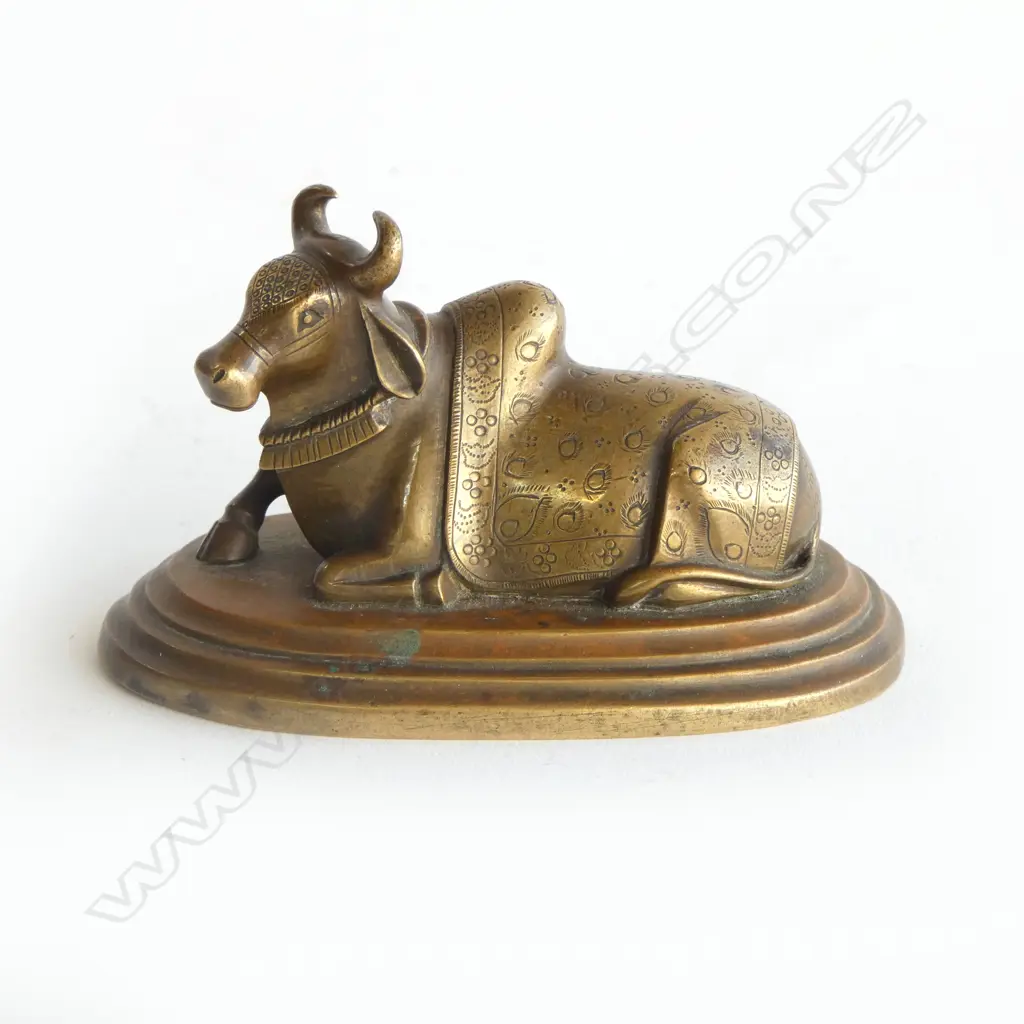 OLD INDIAN BRONZE RECUMBENT COW finely engraved on oval base L.100mm Image 1++