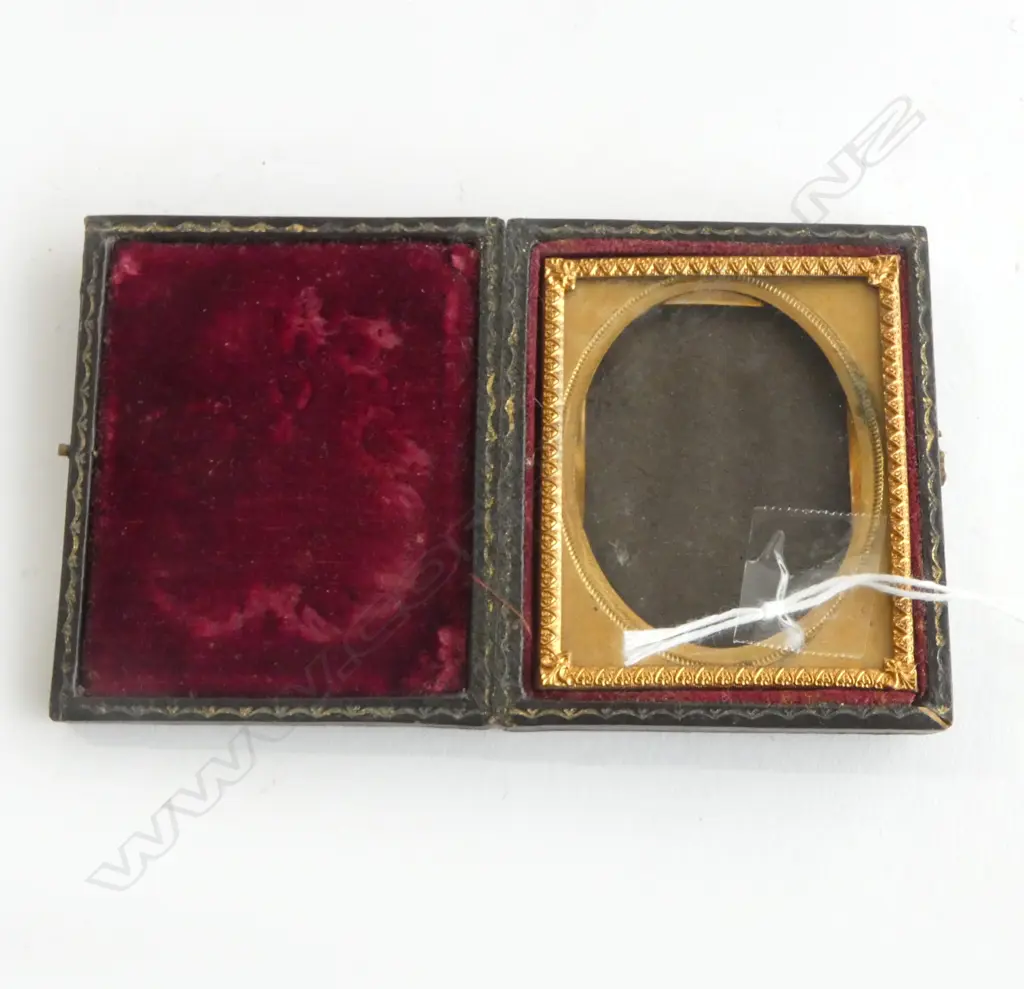 ANTIQUE CASED DAGUERREOTYPE PHOTO FRAME, 72 x 60mm Image 1++