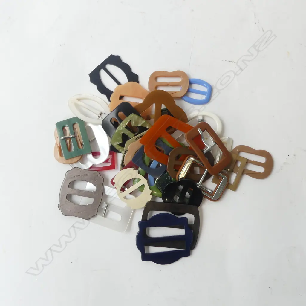 ASST. VINTAGE BELT BUCKLES Image 1++