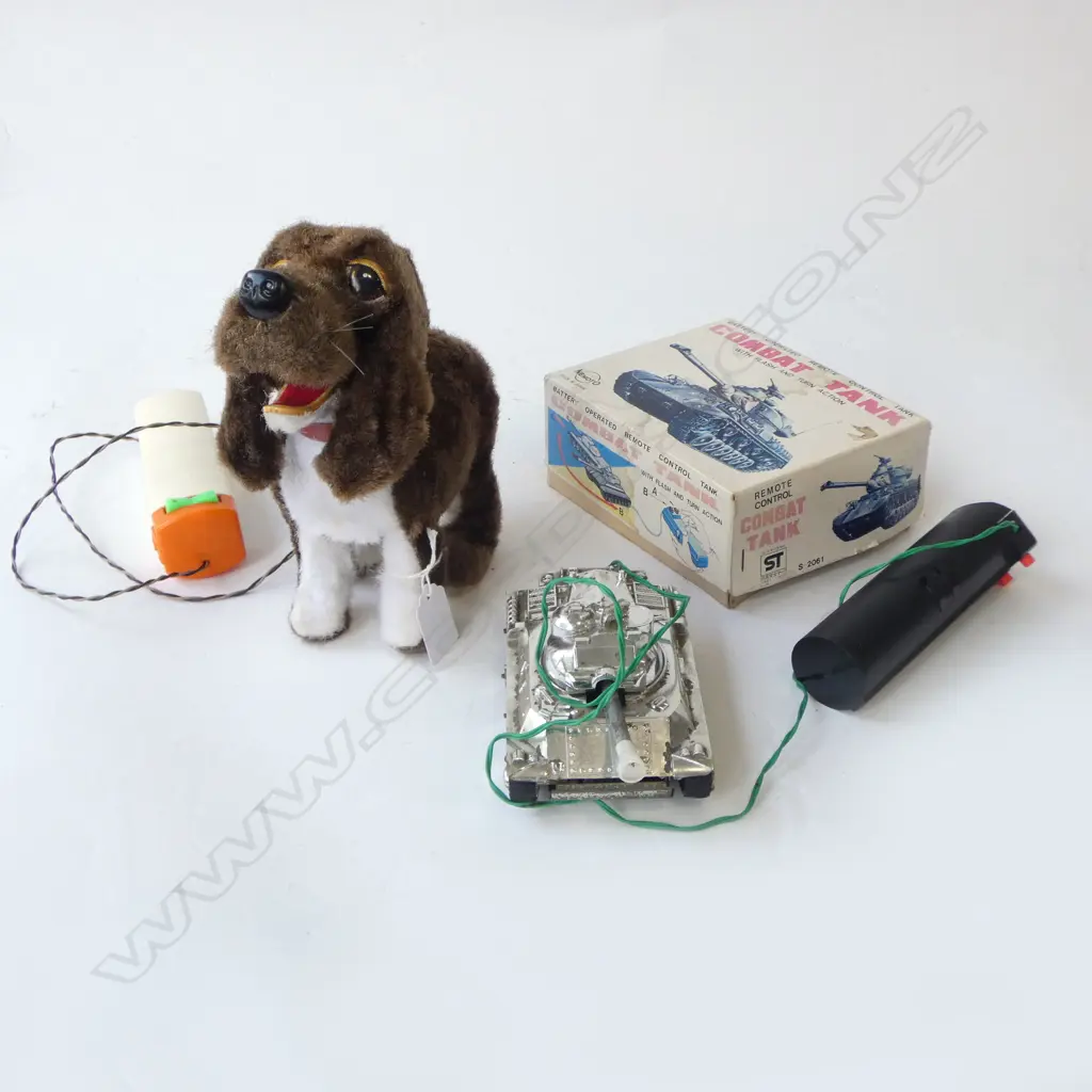 VINTAGE JAPAN REMOTE CONTROL ‘COMBAT TANK’ & ‘HIM THE SAD EYED DOG’, L.145MM-220MM   Image 1++