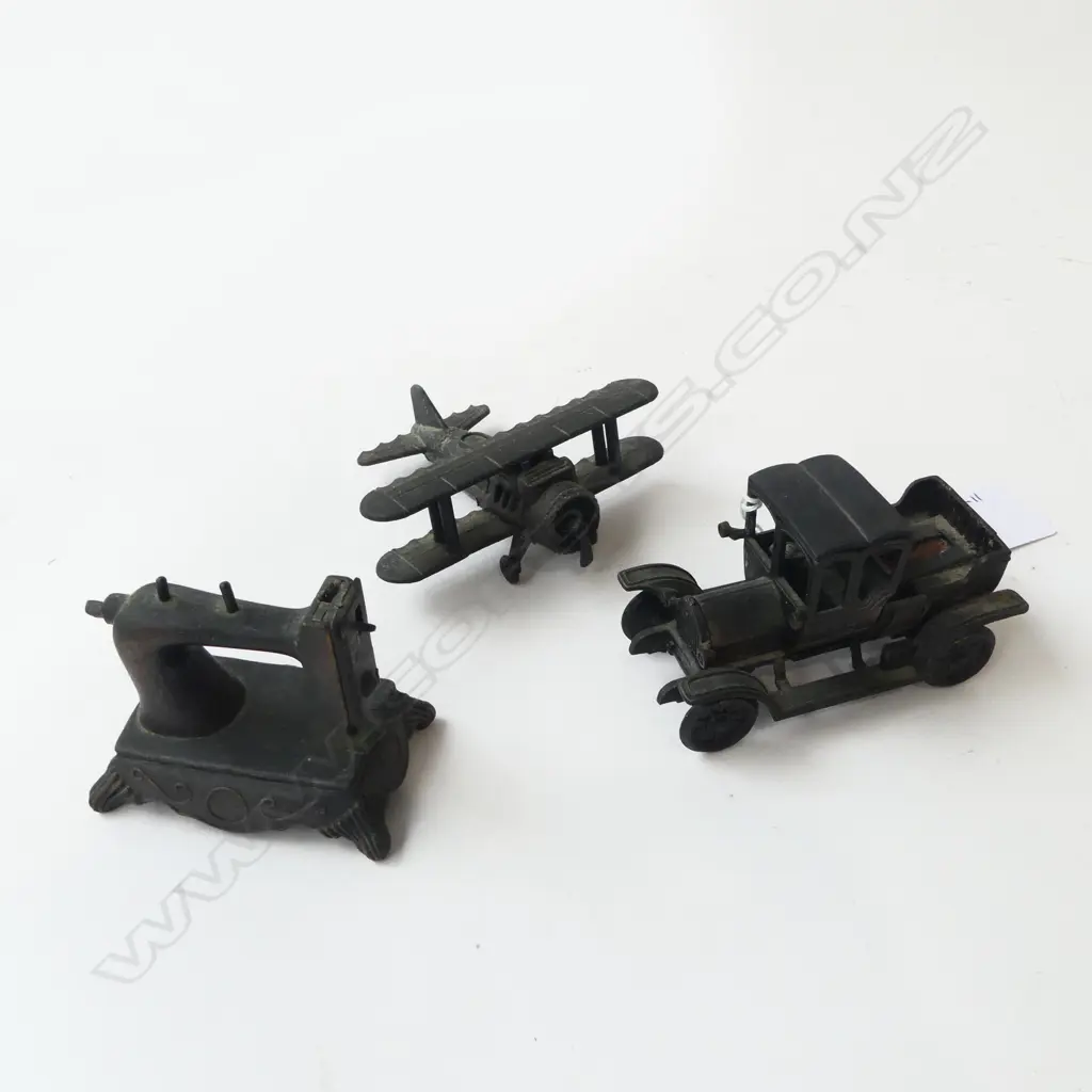 3 VINTAGE METAL MINIATURE PENCIL SHARPENERS Image 1++