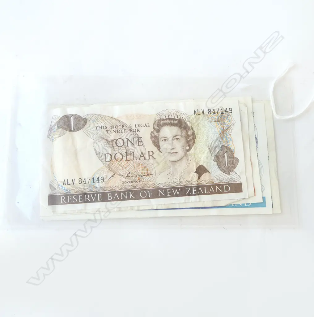 5 NZ BANK NOTES Image 1++