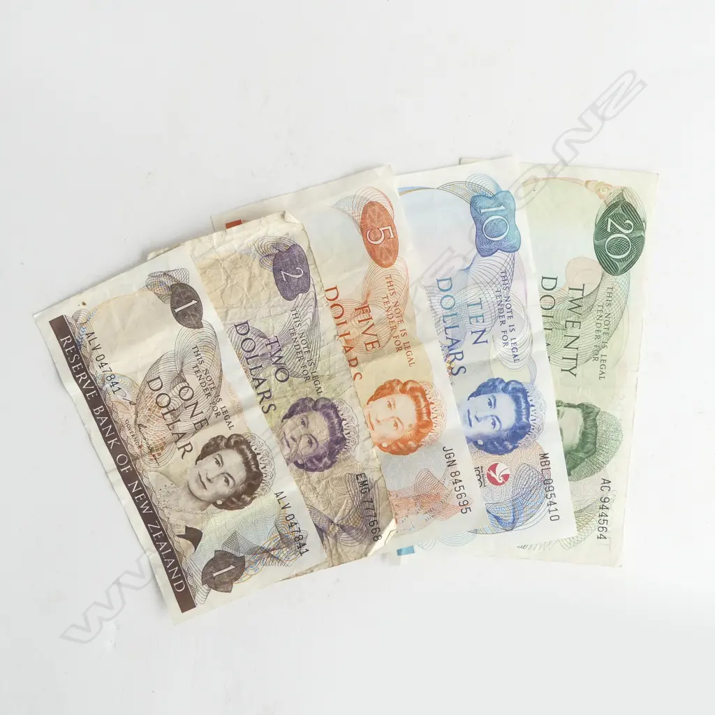 5 NZ BANK NOTES Image 1++