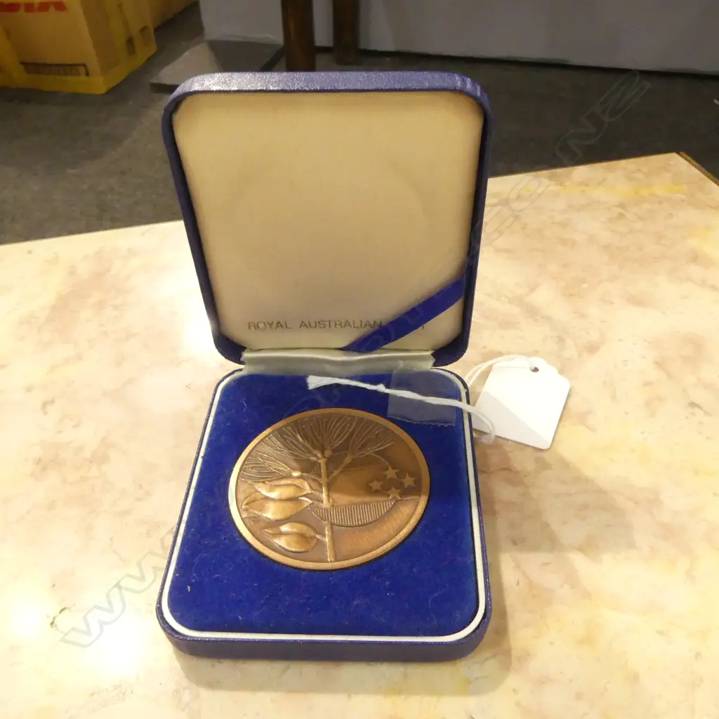 CASED BRONZE COMMONWEALTH GAMES 1990, AUCKLAND COMMEMORATIVE MEDALION Image 1++